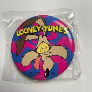 Wile E Coyote Button Vintage 1995 Looney Tunes Safety Pin Back mq NEW WB